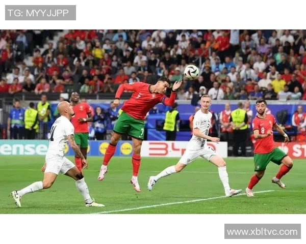 梅西与C罗的足球传奇之路：从对抗到友谊的精彩瞬间与故事